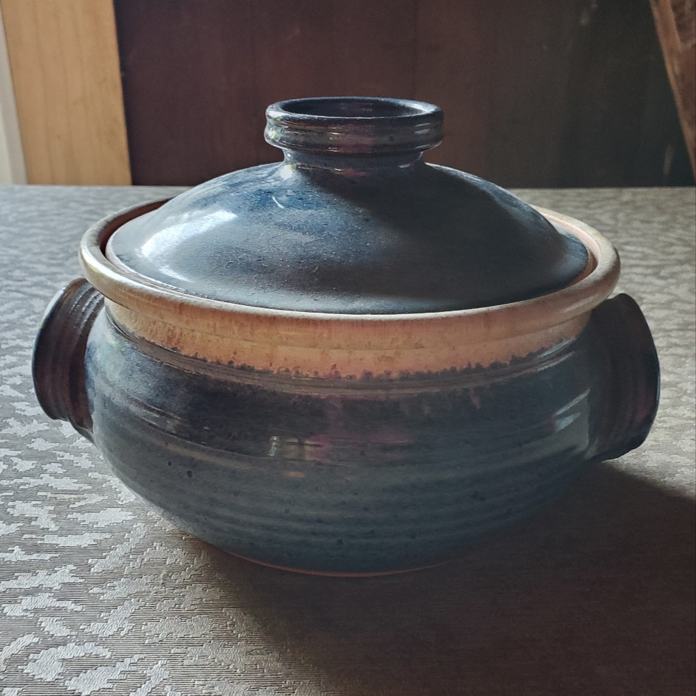 Hand-made Pottery Bowel w Lid